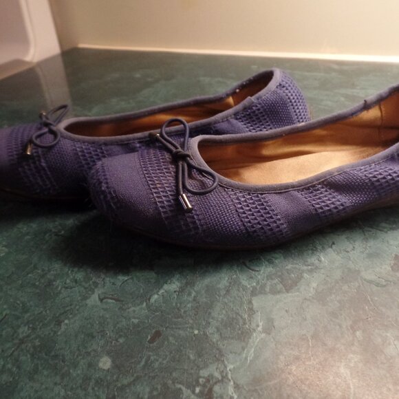 𝅺Soft Style by Hush Puppies Blue Fabric Heartbreaker Bow Ballet Flats, Size 8.5 - Picture 2 of 4